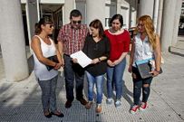 La portavoz del PSOE de Cambados -centro-, ayer en Pontevedra con compa�eros de partido. 