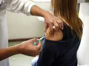 Espa�a no descarta ofrecer a los adultos una dosis de recuerdo de las vacunas infantiles. 