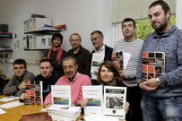 Miembros de la plataforma, con ejemplares del libro. 