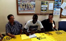 El senegal�s, firmando su contrato con el C. de Cambados.