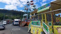 Varias atracciones ya estaban montadas ayer, al final del paseo marítimo, en Esteiro, y la carpa de la fiesta al fondo