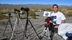 El astrofot�grafo �scar Mart�n, durante el eclipse total del 2 de julio de 2019, en Bella Vista (Argentina).