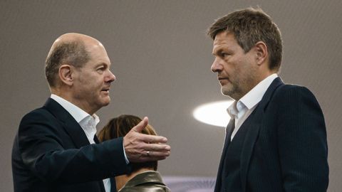 Olaf Scholz charla con el copresidente de Los Verdes, Robert Habeck