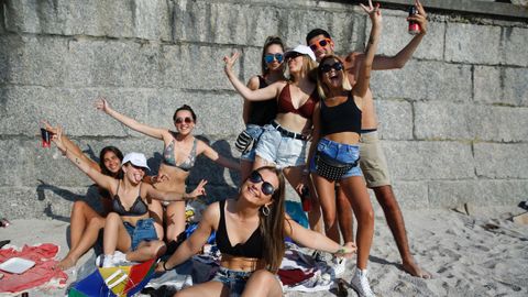 Gran ambiente en las playas de Riazor y Orz�n en las horas previas a la noche de San Juan. 