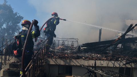 Bomberos intentan sofocar las llamas de una casa en Rafina, a 20 kil�metros de Atenas.