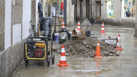 Foto de archivo de la reparaci�n de una aver�a en la red de agua en el casco hist�rico de Santiago.