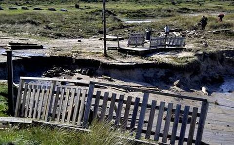 <span lang= es-es >Carballo</span>. En Pedra do Sal, el mar comi� parte del terreno y destroz� pasarelas y accesos para diversos funcionales.