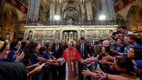 Un grupo de fieles le da la mano a Le�n XIV.
