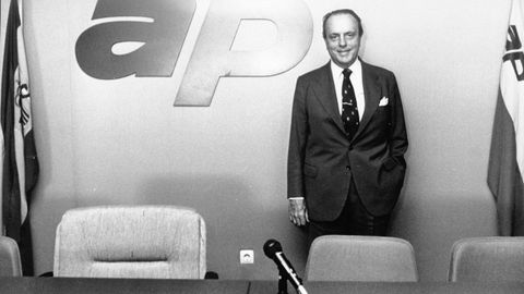 Manuel Fraga Iribarne, presidente de Alianza Popular, en 1982. Aparece siete veces en documentos de planificaci�n del golpe. Pero no indica que lo apoyase. Cuando Tejero entr� en el Congreso, se encar�: ��Disparen contra m�! Yo no aguanto m�s. Es una traici�n...�.