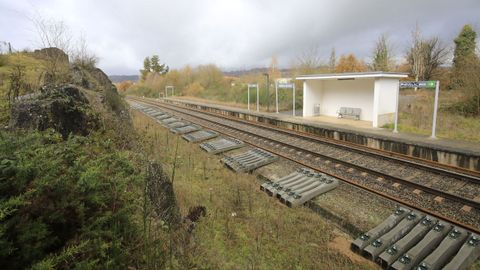 Cltigos. ADIF deja fuera del contrato de mejoras de las estaciones este apeadero sarriano ya que solo cuenta con una nica va y la velocidad a da de hoy est limitada a 80 kilmetros por hora. La empresa ferroviaria quiere que los trenes entre A Pobra y Sarria puedan superar los 160 (la electrificacin va preparada para 200)