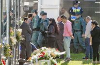 Cuatro agentes del SIR y un polic�a local de Carballo, en un momento del entierro. 