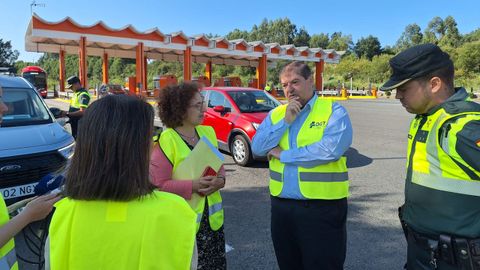 El subdelegado del Gobierno, Julio Abalde, en el peaje de la autopista en Fene para presentar la campa�a de la DGT