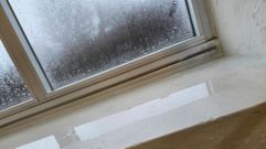 Filtraciones de agua en una de las ventanas del centro 