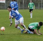 El delantero Rub�n trata de controlar el bal�n. 