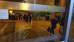 Marquesina da�ada en el centro de Cambre
