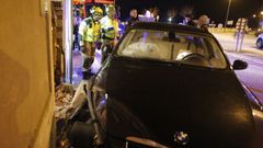 Un coche choca con la fachada de una casa en Carril