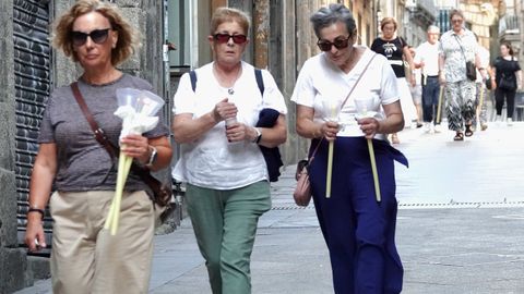 Grupos de personas realizan la procesi�n del Cristo de la Victoria un d�a antes.