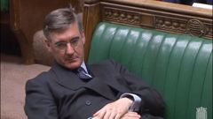 Un diputado se echa la siesta en el Parlamento brit�nico durante el debate clave del Brexit