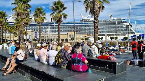 Imagen de turistas en el puerto de Vigo con el trasatl�ntico Sky Princess de fondo