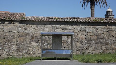 Esta marquesina met�lica contrasta con la piedra de la parte trasera de la rectoral 