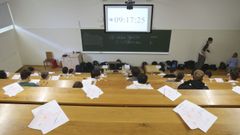 Realizaci�n de los ex�menes de la selectividad en un aula de la Facultade de Comunicaci�n de Santiago, en una imagen de archivo. 