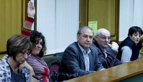 Mar�a Jos� Gonz�lez levanta el brazo para abstenerse, despu�s de que sus compa�eros votasen s�.