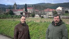 El alcalde de Caldas, Jacobo Prez, y el concejal Juan Carlos Ortigueira, en el lugar de Igrexa, en la parroquia de Saiar