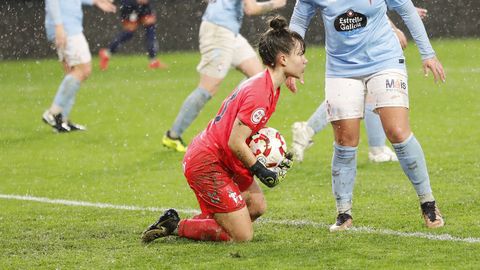 Naiara Mart�nez, durante uno de los derbis frente al Deportivo B de la temporada 2024/2025 en Bala�dos.