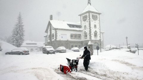 Aspecto de la N-630 nevada en el puerto de Pajares (Asturias).