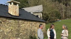 Martina Aneiros y Pilar Arias en Monfero junto a uno de los beneficiarios de las ayudas.