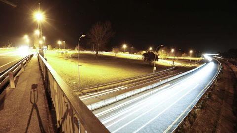 FOTOGRAFIA NOCTURNA DE LA ILUMINACION DEL ACCESO / SALIDA DE LA AUTOVIA A6 (A-6) EN LA CARRETERA DE A FONSAGRADA