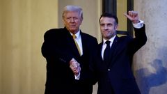 El presidente franc�s, Emmanuel Macron, saluda al presidente electo de Estados Unidos, Donald Trump, desplazado a Par�s para la reapertura de Notre Dame