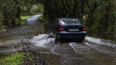 Los desbordamientos de los ros inundaron carreteras en Carballo. 