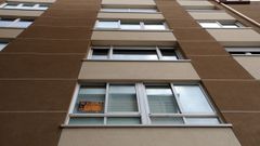 Cartel de se alquila en una vivienda de Ribeira.