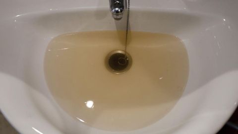 El agua sale sucia en los grifos de algunas casas de Guitiriz