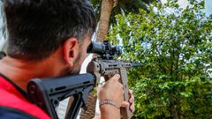 El GAEM de Ribeira utiliza una marcadora para inyectar veneno en los nidos m�s altos.