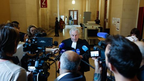 El abogado de Georges Ibrahim Abdallah, Jean-Louis Chalanset, habla con la prensa tras comparecer ante el Tribunal de Apelación de París.