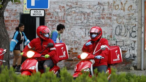 Dos repartidores en Monforte, empleados en una de las empresas de hosteleria que mantienen su actividad 