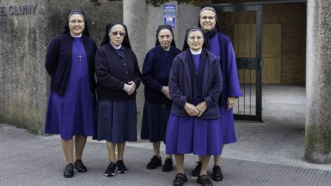 En la imagen, de izquierda a derecha, las hermanas Mar�a, Carmen, Encarnaci�n, Ofelia e Inmaculada, posando ayer a la entrada del centro.