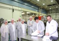 El conselleiro de Educaci�n y el presidente de Salica firmando el convenio en la f�brica. 