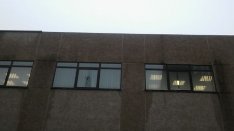 En Xinzo de Limia, el temporal rompi una ventana del edificio de los juzgados