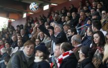 La mayor�a de los socios del Arousa se suelen sentar en la grada de Tribuna de A Lomba. 