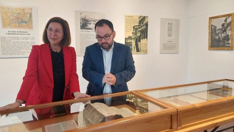 La alcaldesa de Betanzos, María Barral, con el historiador Daniel Mena Acevedo, en la inauguración de la exposición «As casas de Betanzos na historia».