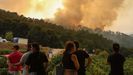 Vecinos observan el fuego que calcina el bosque de Ridimoas, en el Ribeiro