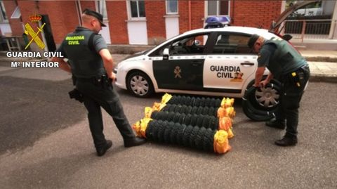 Agentes de la Guardia Civil con el material recuperado del robo de una vivienda en Caldas