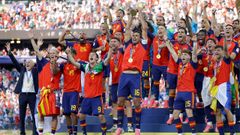 Rodri, jugador del Manchester City y capit�n de la selecci�n, levanta el trofeo con sus compa�eros arrop�ndolo.