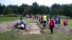 Alumnos del colegio p�blico local observan los vestigios de estructuras constructivas que, seg�n todos los indicios, formaron parte de un edificio residencial de grandes dimensiones
