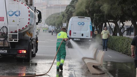 Las playas de Riazor y Orz�n amanecieron llenas de basura tras la noche de San Xo�n