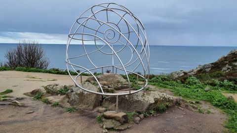 Escultura de la caracola en Don�n, Cangas