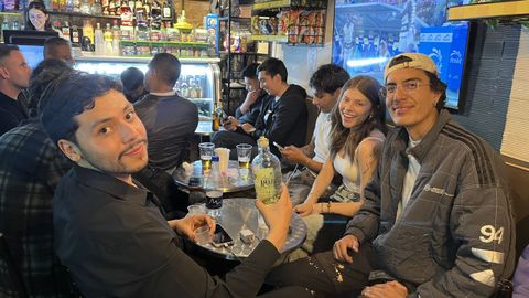 Un grupo de j�venes amigos toman la bebida reina en Colombia en un local de Bogot�.